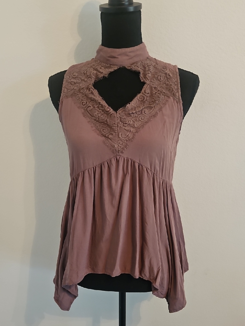 Buckle Mauve Lace-Trim Mock Neck Sleeveless Top